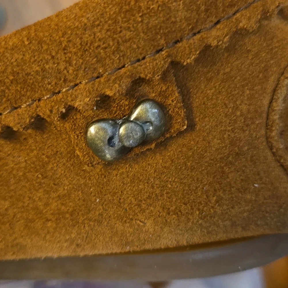 Minnetonka x Hello Kitty Suede‎ Moccasins – Kids Size 2